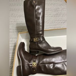 Michael by Michael K. Charm riding. Color: dark coffee. Size: 7 1/2